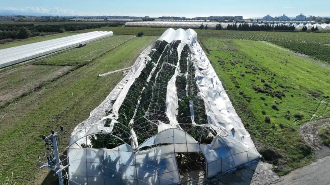 Antalya'da Hortumun Vurduğu Seralara Acil Destek 11